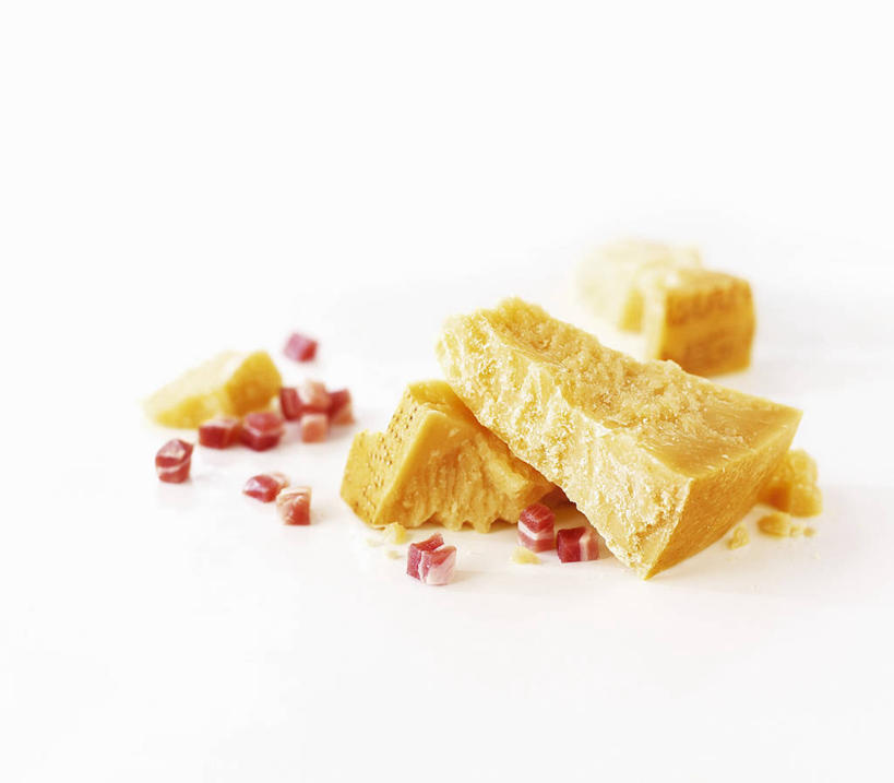 奶酪,无人,横图,俯视,室内,特写,白天,白色背景,餐桌,桌子,切开,阴影,反射,影子,肉,干酪,起司,芝士,营养,培根,猪肉,肉类,黄色,切,乳酪,摄影,影棚,餐台,乳制品,发酵,剖面,肉食,切面,豚肉,彩图,高角度拍摄,影棚拍摄,拍摄,烟肉,腌熏