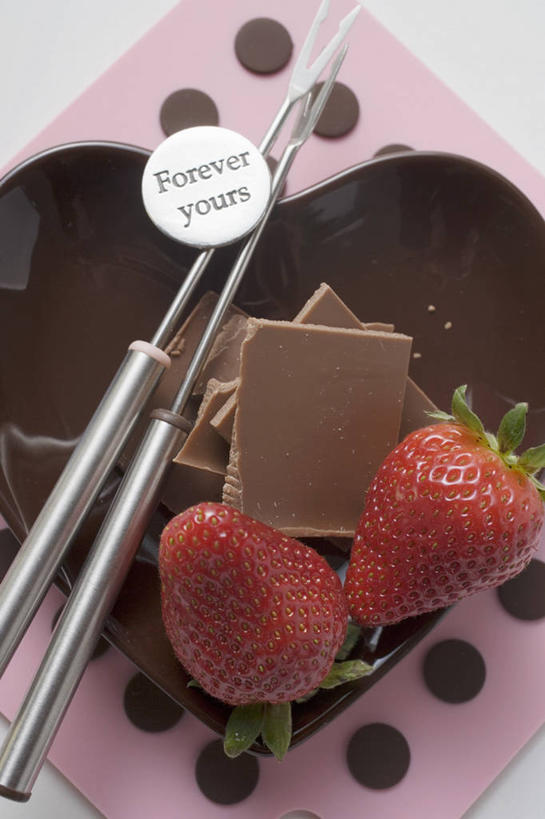 无人,竖图,俯视,室内,特写,白天,爱情,餐桌,桌子,草莓,浆果,餐具,水果,阴影,爱心,新鲜,融化,反射,碟子,盘,影子,生食,食品,糖,糖果,甜点,甜品,果实,浪漫,火锅,竹签,食物,盘子,碟,甜食,巧克力,温暖,温馨,心形,恩爱,有机食品,绿色食品,餐台,朱古力,和睦,熔化,暖锅,溶化,熔解,消溶,心型,洋莓,水果皇后,红莓,地莓,彩图,高角度拍摄,巧克力火锅,融洽