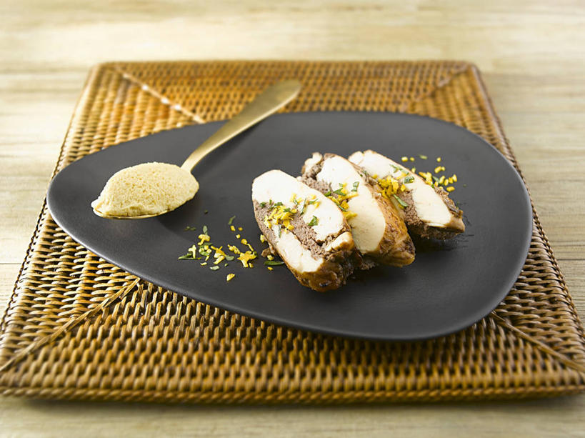 无人,横图,俯视,室内,特写,白天,餐桌,桌子,餐具,阴影,反射,碟子,盘,影子,勺子,调味,鸡肉,肉,香料,佐料,肉桂,肉类,两个,盘子,调羹,碟,汤匙,餐台,配料,肉食,桂皮,鸡胸肉,作料,官桂,牡桂,筒桂,香桂,玉桂,彩图,高角度拍摄