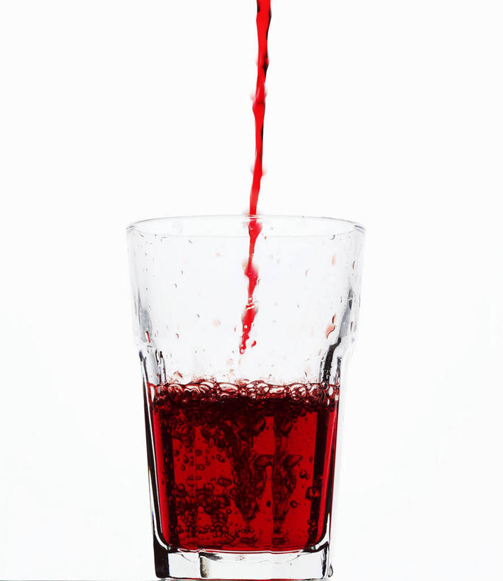 果汁,无人,竖图,室内,特写,白天,白色背景,正面,水,餐桌,桌子,葡萄,杯子,阴影,飞溅,溅,反射,液体,影子,水滴,饮品,一杯,玻璃制品,水珠,饮料,一个,红色,水杯,摄影,影棚,单个,餐台,可口,喷洒,葡萄汁,适口,玻璃杯,山葫芦,蒲桃,草龙珠,彩图,影棚拍摄,拍摄