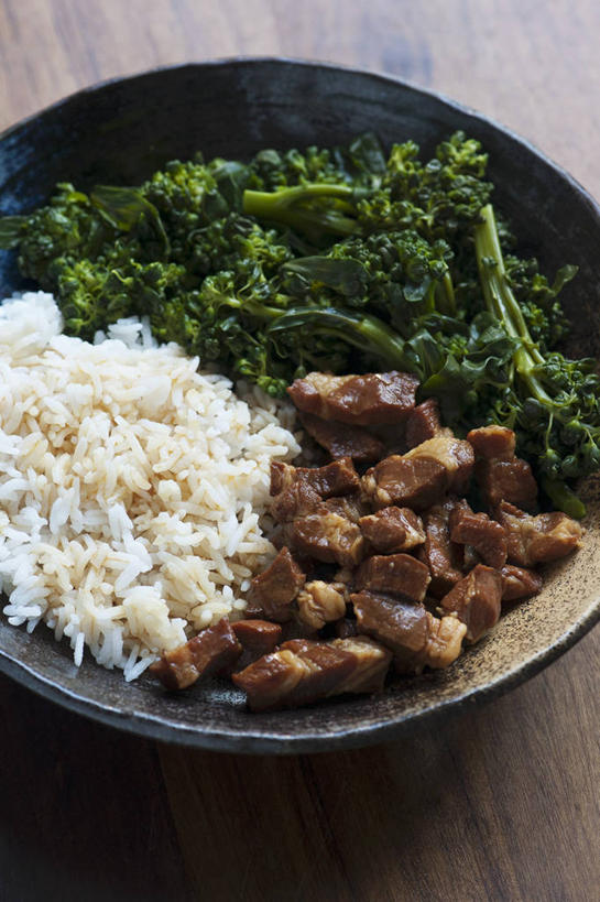 无人,竖图,俯视,室内,特写,白天,烹饪,餐桌,桌子,蔬菜,阴影,新鲜,反射,影子,陶瓷,花菜,花椰菜,西兰花,谷类,谷物,肉,料理,食品,陶瓷制品,米,猪肉,大米,菜肴,美食,肉类,食物,一个,容器,碗,佳肴,有机食品,绿色食品,单个,餐台,储藏,椰菜花,储存,肉食,豚肉,越菜,越南菜,越南料理,甘蓝花,彩图,高角度拍摄,贮存