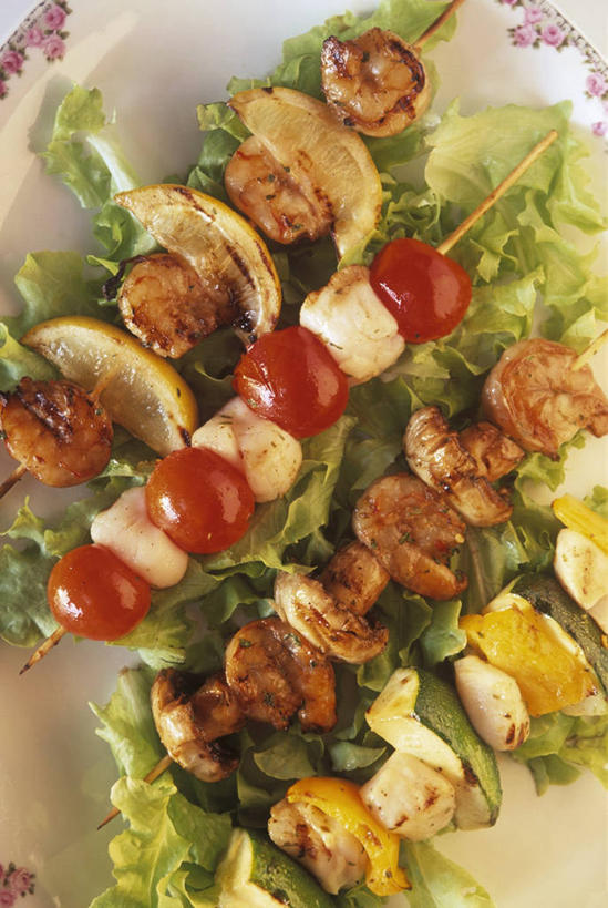 海鲜,无人,竖图,俯视,室内,特写,白天,餐桌,桌子,蔬菜,西红柿,小番茄,叶子,阴影,新鲜,反射,影子,虾,食品,绿叶,扇贝,水产,大虾,竹签,海洋生物,食物,嫩叶,有机食品,绿色食品,对虾,餐台,水生动物,海产品,水生物,海底动物,斑节虾,取食签,东方对虾,中国对虾,小西红柿,樱桃小番茄,珍珠小番茄,叶,叶片,樱桃番茄,圣女果,番茄,彩图,高角度拍摄