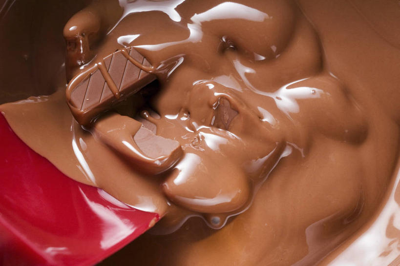 奶酪,无人,横图,俯视,室内,特写,白天,阴影,融化,反射,影子,勺子,陶瓷,干酪,起司,食品,糖,糖果,甜点,甜品,陶瓷制品,芝士,营养,火锅,食物,两个,容器,调羹,汤匙,碗,甜食,巧克力,乳酪,储藏,朱古力,乳制品,储存,发酵,熔化,暖锅,溶化,熔解,消溶,彩图,高角度拍摄,巧克力火锅,贮存