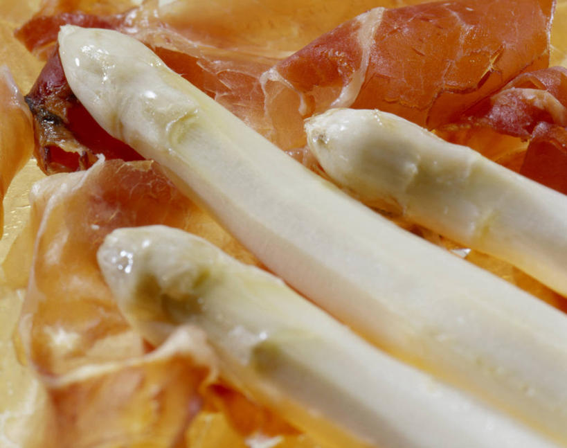 无人,横图,俯视,室内,特写,白天,芦笋,蔬菜,一堆,阴影,堆叠,堆积,新鲜,反射,影子,白芦笋,肉,食品,火腿,猪肉,肉类,食物,腌制,有机食品,绿色食品,堆,肉食,豚肉,熏制,火肉,兰熏,猪腿,猪尾巴,药鸡豆子,石刁柏,蚂蚁杆,龙须菜,狼尾巴根,彩图,高角度拍摄