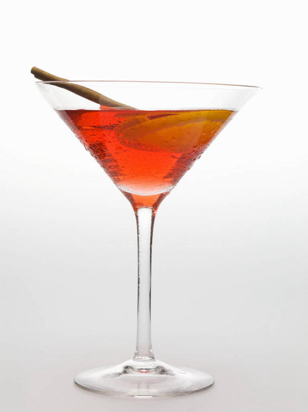 无人,竖图,室内,特写,白天,白色背景,正面,餐桌,桌子,杯子,阴影,反射,高脚杯,影子,调味,香料,佐料,酒类,肉桂,一杯,文化,玻璃制品,酒,饮料,一个,酒杯,鸡尾酒,调酒,摄影,影棚,单个,餐台,配料,创造,想象,桂皮,作料,官桂,牡桂,筒桂,香桂,玉桂,鸡尾酒杯,玻璃杯,彩图,影棚拍摄,拍摄,大都会鸡尾酒