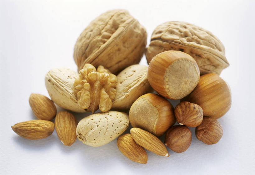 无人,横图,俯视,室内,特写,白天,白色背景,餐桌,桌子,一堆,许多,阴影,堆叠,堆积,反射,影子,核桃,坚果,果实,干果,摄影,影棚,餐台,堆,榛子,小核桃,山核桃,胡桃,羌桃,山板栗,彩图,高角度拍摄,影棚拍摄,拍摄