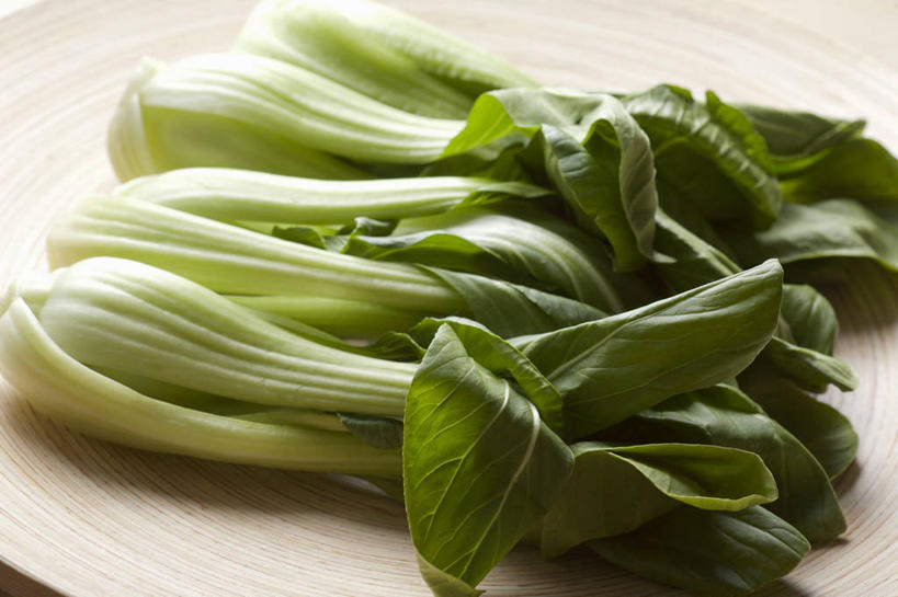 无人,横图,俯视,室内,特写,白天,餐桌,桌子,蔬菜,餐具,一排,许多,阴影,新鲜,整齐,反射,碟子,盘,影子,大白菜,食品,白菜,食物,排列,一个,白色,盘子,碟,有机食品,绿色食品,单个,餐台,队列,胶菜,镳菜,彩图,高角度拍摄