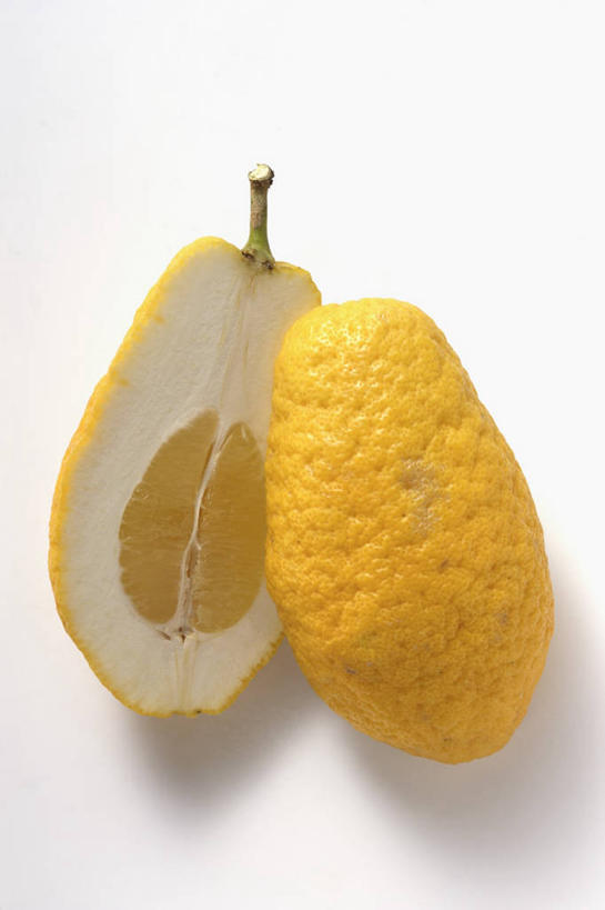 无人,竖图,俯视,室内,特写,白天,白色背景,餐桌,桌子,柚子,水果,阴影,新鲜,反射,影子,生食,食品,果实,食物,两个,摄影,有机食品,绿色食品,影棚,餐台,横截面,剖面,截面,截面图形,柚,文旦,团圆果,彩图,高角度拍摄,影棚拍摄,拍摄