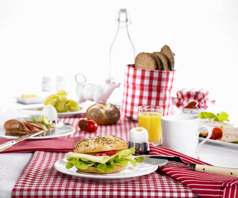 点心,面包,奶酪,果汁,无人,横图,俯视,室内,特写,白天,白色背景,烹饪,西餐,餐桌,桌子,蔬菜,西红柿,杯子,餐具,阴影,新鲜,反射,布料,瓷器,碟子,方格,格子,盘,影子,生菜,莴苣,蛋,鸡蛋,干酪,汉堡,起司,橙汁,料理,食品,面点,咖啡杯,陶瓷制品,饮品,芝士,营养,布纹,菜肴,美食,玻璃制品,桌布,食物,糕点,饮料,红色,白色,盘子,餐巾,水杯,碟,台布,快餐,乳酪,西式,摄影,佳肴,有机食品,绿色食品,影棚,餐台,乳制品,甜橙,可口,瓷杯,发酵,西式快餐,垃圾食品,春菜,鹅仔菜,莴仔菜,千金菜,卵,叶用莴苣,适口,玻璃杯,橙子,橙,番茄,彩图,高角度拍摄,影棚拍摄,拍摄,鹄壳,黄橙,黄果,金橙,金环,金球,糖橙