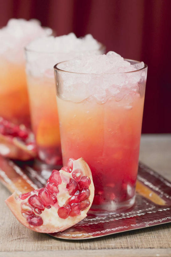 果汁,无人,竖图,俯视,室内,特写,白天,餐桌,桌子,石榴,杯子,餐具,水果,阴影,朦胧,模糊,新鲜,反射,碟子,盘,影子,冰,生食,冰块,食品,果实,饮品,冷冻,玻璃制品,食物,饮料,三个,盘子,水杯,碟,寒冷,有机食品,绿色食品,冷藏,餐台,冰冷,可口,保鲜,适口,玻璃杯,彩图,高角度拍摄,石榴汁