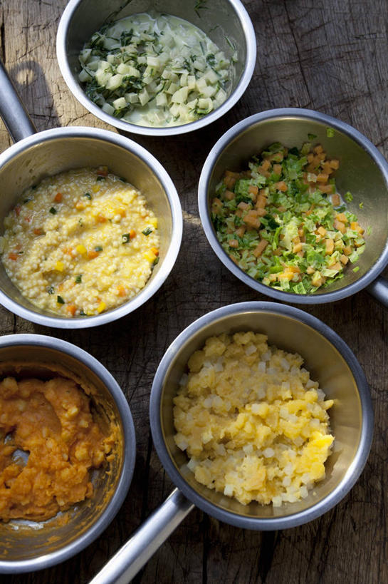 无人,竖图,俯视,室内,特写,白天,烹饪,餐桌,桌子,蔬菜,厨具,金属制品,一堆,许多,阴影,堆叠,堆积,新鲜,反射,金属,木制,粉末,锅子,影子,蛋,鸡蛋,食品,粮食,锅,食物,木制品,粉,有机食品,绿色食品,餐台,锅具,堆,农产品,烹饪用具,原材料,卵,粉状,烹调用具,烹调,彩图,高角度拍摄,粗麦粉