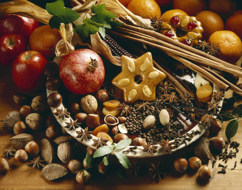 点心,无人,横图,俯视,室内,特写,白天,植物,餐桌,桌子,石榴,水果,叶子,圣诞节,阴影,节日,庆祝,新鲜,反射,影子,调味,生食,香料,佐料,食品,坚果,长春藤,常春藤,果实,绿叶,草药,药草,曲奇,文化,中药,食物,饼干,茴香,干果,零食,庆典,嫩叶,有机食品,绿色食品,餐台,纪念,八角,八角茴香,大茴香,药材,中草药,榛子,曲奇饼,曲奇饼干,茴芹,中药材,本草,永恒,八月珠,舶茴香,大料,作料,不朽,忠实,洋常春藤,山板栗,鹅脚板,异叶茴芹,叶,叶片,涂林,若榴,金罂,金庞,丹若,安石榴,彩图,高角度拍摄,常青藤