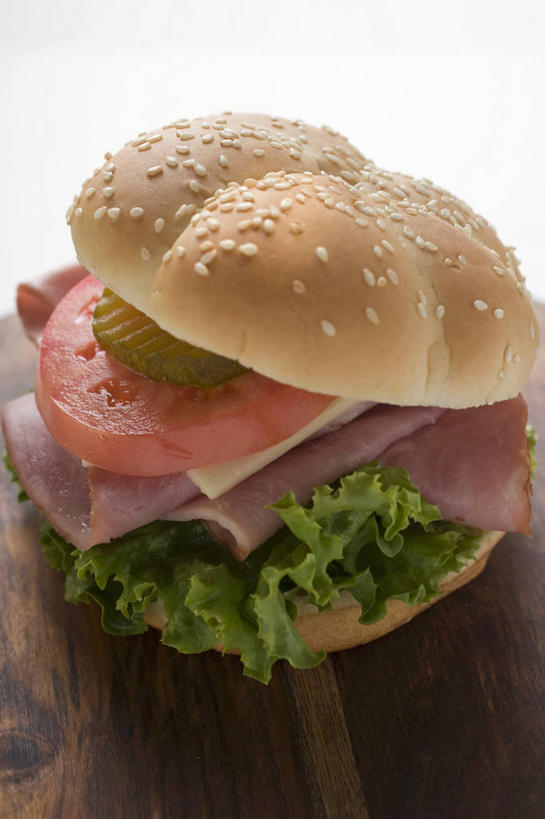 点心,面包,奶酪,无人,竖图,俯视,室内,特写,白天,白色背景,烹饪,西餐,餐桌,桌子,黄瓜,蔬菜,西红柿,阴影,新鲜,反射,影子,生菜,莴苣,芝麻,干酪,起司,三明治,料理,食品,面点,芝士,营养,菜肴,美食,食物,糕点,一个,快餐,乳酪,西式,摄影,佳肴,有机食品,绿色食品,影棚,单个,餐台,乳制品,发酵,西式快餐,小圆面包,三文治,脂麻,胡麻,白麻,巨胜子,春菜,鹅仔菜,莴仔菜,千金菜,油麻,叶用莴苣,青瓜,胡瓜,番茄,彩图,高角度拍摄,影棚拍摄,拍摄