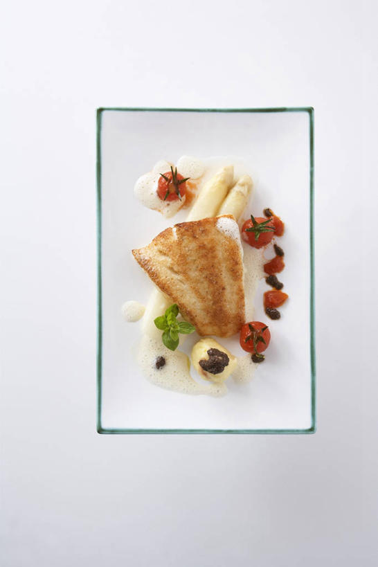 无人,竖图,俯视,室内,特写,白天,白色背景,烹饪,西餐,餐桌,桌子,芦笋,蔬菜,西红柿,小番茄,餐具,阴影,新鲜,反射,鱼,碟子,盘,影子,肉,鱼肉,料理,食品,菜肴,美食,肉类,鱼类,食物,一个,红色,白色,盘子,碟,西式,摄影,佳肴,有机食品,绿色食品,影棚,单个,餐台,鲈鱼,肉食,花鲈,鲈板,鲈子鱼,小西红柿,樱桃小番茄,珍珠小番茄,猪尾巴,樱桃番茄,药鸡豆子,石刁柏,圣女果,蚂蚁杆,龙须菜,狼尾巴根,番茄,彩图,高角度拍摄,影棚拍摄,拍摄