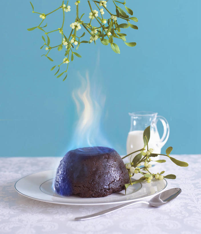 点心,牛奶,无人,竖图,俯视,室内,特写,白天,下午茶,热情,餐桌,桌子,餐具,火,一块,阴影,反射,碟子,壶,火焰,盘,影子,勺子,食品,饮品,燃烧,营养,水壶,食物,糕点,饮料,白色,盘子,茶壶,容器,调羹,碟,汤匙,餐台,乳制品,奶,牛乳,安神,彩图,高角度拍摄,蛋糕