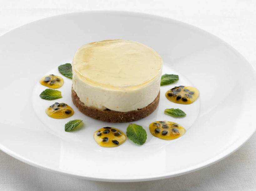 点心,无人,横图,俯视,室内,特写,白天,白色背景,下午茶,植物,餐桌,桌子,餐具,叶子,一块,阴影,装饰,反射,碟子,盘,影子,食品,绿叶,草药,药草,芝士蛋糕,中药,食物,糕点,一个,白色,盘子,碟,嫩叶,起司蛋糕,摄影,影棚,单个,餐台,华丽,修饰,点缀,药材,中草药,接骨木,中药材,本草,衬托,美观,雅致,雅观,草珊瑚,接骨金粟兰,九节茶,九节风,九节花,肿节风,竹节茶,叶,叶片,彩图,高角度拍摄,影棚拍摄,拍摄,干酪蛋糕,蛋糕