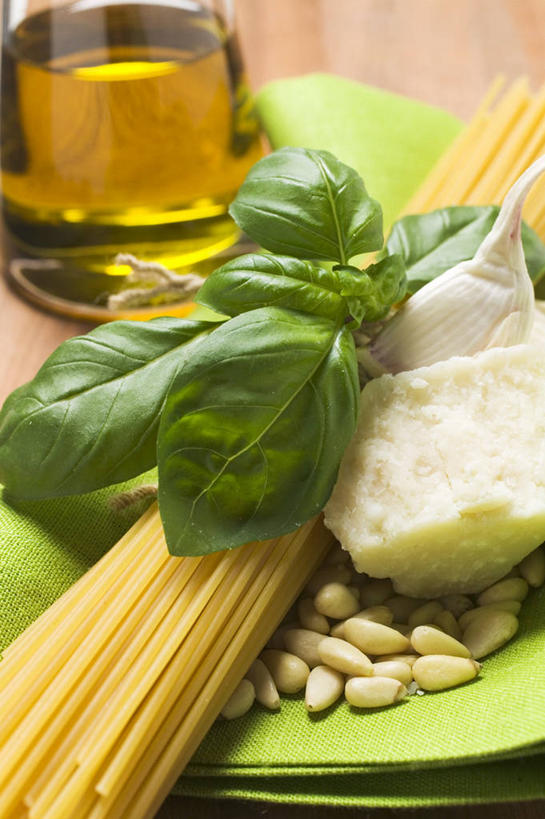 面食,面条,奶酪,意大利面,无人,竖图,俯视,室内,特写,白天,西餐,植物,餐桌,桌子,蔬菜,蒜,餐具,叶子,许多,阴影,新鲜,反射,碟子,盘,影子,调味,面,食用油,香料,油,佐料,干酪,橄榄油,起司,料理,食品,绿叶,草药,芝士,营养,蒜头,中药,玻璃制品,食物,黄色,盘子,玻璃瓶,瓶子,碟,香草,嫩叶,乳酪,西式,有机食品,绿色食品,餐台,罗勒,配料,乳制品,紫苏,药材,中草药,发酵,植物油,九层塔,圣约瑟夫草,甜罗勒,兰香,中药材,本草,作料,胡蒜,叶,叶片,大蒜,彩图,高角度拍摄