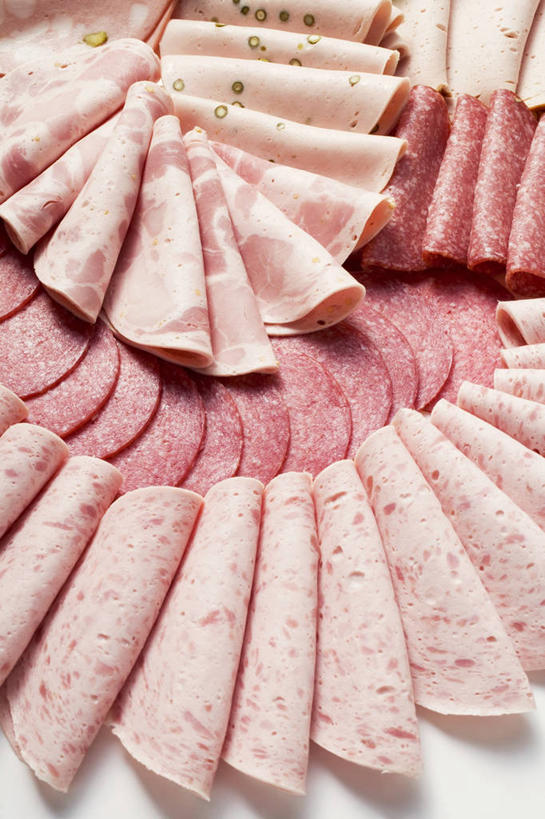 无人,竖图,俯视,室内,特写,白天,餐桌,桌子,餐具,一排,许多,阴影,整齐,反射,碟子,盘,影子,肉,火腿,猪肉,肉类,腌制,排列,白色,盘子,碟,餐台,队列,肉食,豚肉,熏制,火肉,兰熏,猪腿,彩图,高角度拍摄