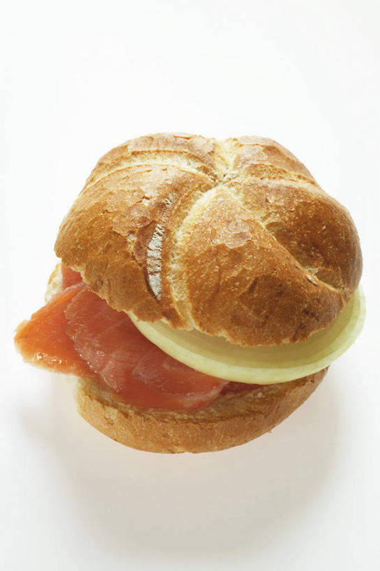 点心,面包,三文鱼,无人,竖图,俯视,室内,特写,白天,白色背景,烹饪,西餐,餐桌,桌子,鲑鱼,蔬菜,洋葱,阴影,新鲜,反射,影子,肉,鱼肉,三明治,料理,食品,面点,菜肴,美食,肉类,食物,糕点,一个,快餐,西式,摄影,佳肴,有机食品,绿色食品,影棚,单个,餐台,大马哈鱼,玉葱,肉食,西式快餐,小圆面包,三文治,撒蒙鱼,萨门鱼,冰海之皇,鲑,马哈鱼,麻哈鱼,大麻哈鱼,圆葱,洋葱头,球葱,葱头,彩图,高角度拍摄,影棚拍摄,拍摄