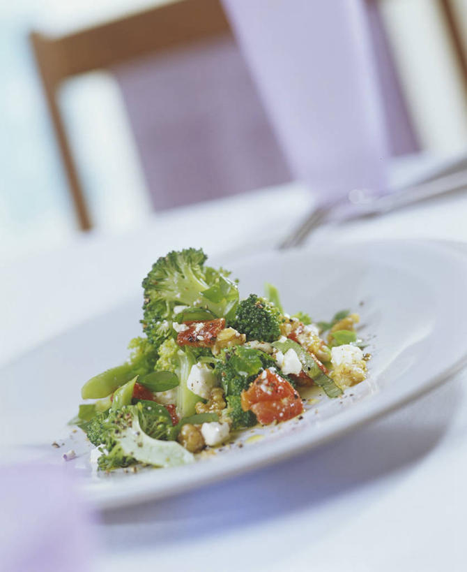 奶酪,无人,竖图,俯视,室内,特写,白天,餐桌,桌子,蔬菜,西红柿,小番茄,杯子,餐具,椅子,一堆,许多,阴影,堆叠,堆积,朦胧,模糊,新鲜,反射,叉子,刀叉,刀子,碟子,盘,影子,木椅,花菜,花椰菜,西兰花,生食,蔬菜沙拉,干酪,起司,沙拉,食品,芝士,营养,色拉,沙律,玻璃制品,食物,红色,白色,盘子,水杯,碟,乳酪,有机食品,绿色食品,餐台,色拉酱,堆,椰菜花,乳制品,餐刀,千岛酱,发酵,餐叉,甘蓝花,小西红柿,樱桃小番茄,珍珠小番茄,玻璃杯,进餐用具,樱桃番茄,圣女果,番茄,彩图,高角度拍摄