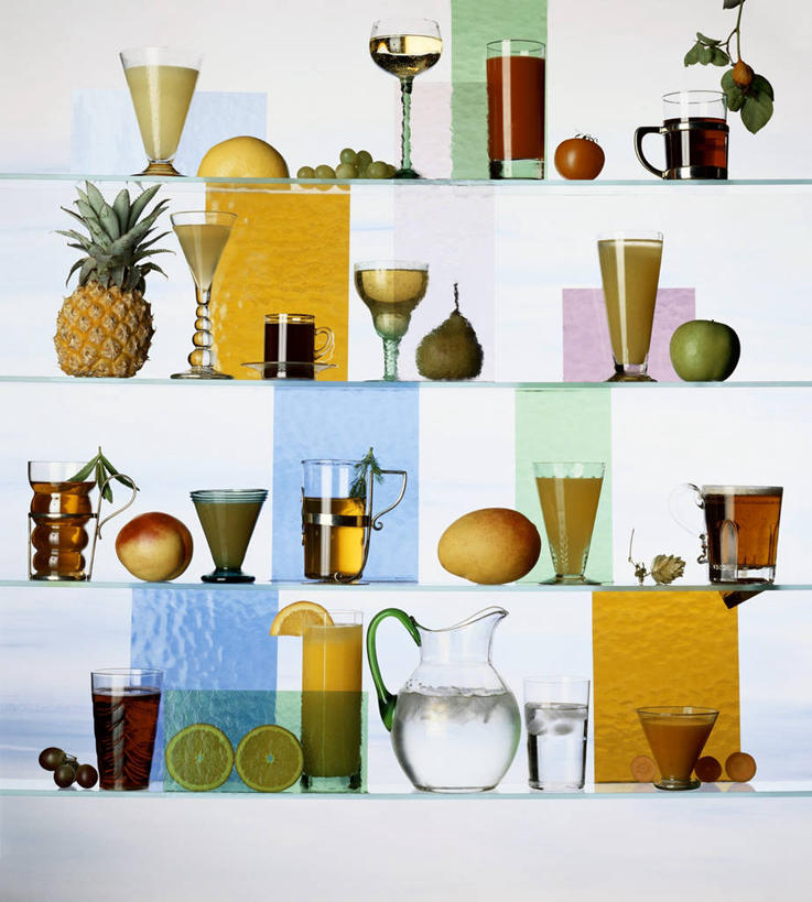 果汁,无人,竖图,室内,白天,白色背景,正面,苹果,菠萝,芒果,杯子,水果,叶子,许多,阴影,新鲜,装饰,反射,高脚杯,伞,影子,纸伞,生食,食品,果实,绿叶,酒类,饮品,置物架,文化,架子,玻璃制品,酒,食物,饮料,排列,水杯,鸡尾酒,嫩叶,调酒,摄影,有机食品,绿色食品,影棚,华丽,修饰,点缀,创造,可口,陈列架,想象,小伞,衬托,美观,雅致,雅观,鸡尾酒杯,摆列,搁架,适口,鸡尾酒伞,酒杯伞,伞签,叶,叶片,玻璃杯,望果,蜜望,檬果,闷果,漭果,杧果,凤梨,庵波罗果,彩图,影棚拍摄,拍摄,布列,分列