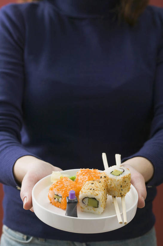 米饭,三文鱼,寿司,东方人,一个人,站,捧,竖图,俯视,室内,特写,白天,烹饪,筷子,鲑鱼,黄瓜,蔬菜,餐具,亚洲,仅一个年轻女性,仅一个女性,仅一个人,一双,阴影,服装,新鲜,反射,碟子,盘,影子,肉,鱼肉,日本料理,料理,食品,饭,休闲装,黄种人,文化,传统,菜肴,美食,肉类,食物,衣服,白色,盘子,碟,日式料理,站着,休闲,日式,休闲服,服饰,佳肴,有机食品,绿色食品,礼节,大马哈鱼,五谷,醋饭,礼仪,肉食,撒蒙鱼,萨门鱼,冰海之皇,鲑,马哈鱼,麻哈鱼,大麻哈鱼,四喜饭,年轻女性,女人,女性,亚洲人,进餐用具,青瓜,胡瓜,端,端着,捧着,手捧,站立,半身,彩图,高角度拍摄