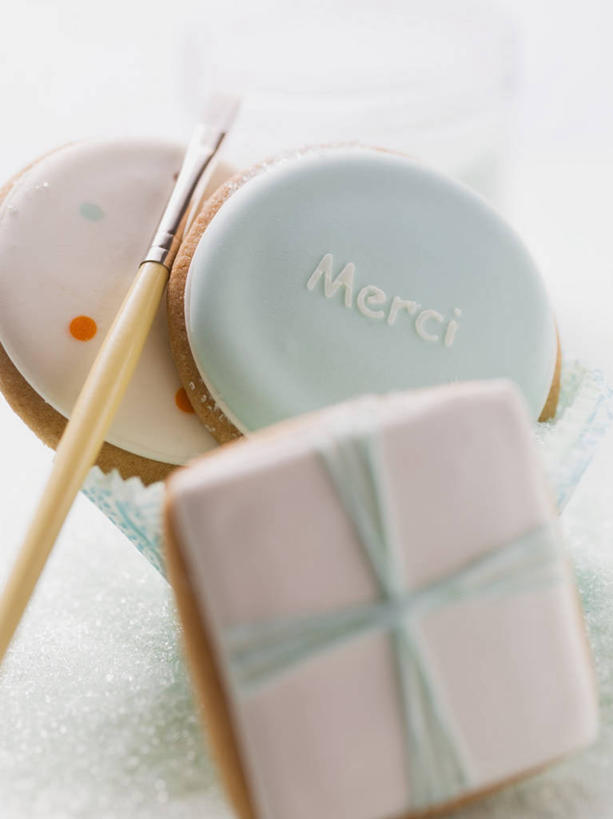 点心,无人,竖图,俯视,室内,特写,白天,白色背景,餐桌,桌子,阴影,装饰,反射,笔,丝绸,丝带,影子,食品,办公用品,缎带,曲奇,绸带,文具,食物,画笔,学习用品,饼干,零食,摄影,影棚,餐台,华丽,修饰,文具用品,点缀,一支,曲奇饼,曲奇饼干,衬托,美观,雅致,雅观,彩图,高角度拍摄,影棚拍摄,拍摄