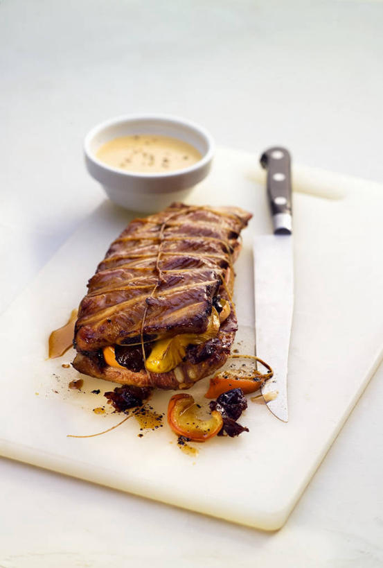 骨骼,无人,竖图,俯视,室内,特写,白天,白色背景,烹饪,西餐,餐桌,桌子,蔬菜,金属制品,一把,阴影,新鲜,反射,金属,工具,影子,陶瓷,调料,酱料,酱汁,排骨,肉,佐料,料理,食品,案板,刀具,陶瓷制品,骨头,调味品,调味料,猪肉,酱,菜肴,美食,肉类,砧板,食物,容器,碗,刀,西式,摄影,佳肴,有机食品,绿色食品,影棚,餐台,储藏,骨架,储存,菜刀,小排,肉食,豚肉,切菜刀,彩图,高角度拍摄,影棚拍摄,拍摄,贮存