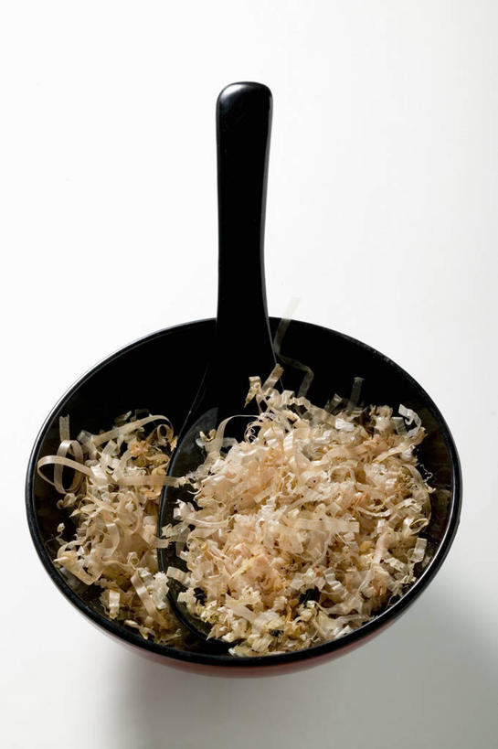 无人,竖图,俯视,室内,特写,白天,白色背景,餐桌,桌子,一堆,许多,阴影,堆叠,堆积,反射,木制,影子,肉,鱼肉,鲣鱼,肉类,木制品,容器,碗,摄影,影棚,餐台,储藏,堆,储存,肉食,小金枪鱼,炸弹鱼,柴鱼,鲣节,彩图,高角度拍摄,影棚拍摄,拍摄,贮存