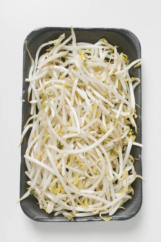 无人,竖图,俯视,室内,特写,白天,白色背景,餐桌,桌子,蔬菜,餐具,一堆,许多,阴影,堆叠,堆积,新鲜,反射,碟子,盘,影子,豆芽,食品,食物,盘子,碟,摄影,有机食品,绿色食品,影棚,餐台,堆,豆芽菜,芽苗菜,彩图,高角度拍摄,影棚拍摄,拍摄