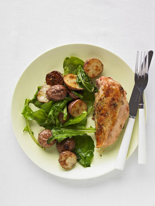 无人,竖图,俯视,室内,特写,白天,白色背景,烹饪,西餐,餐桌,桌子,蔬菜,餐具,叶子,一堆,许多,阴影,堆叠,堆积,新鲜,反射,叉子,刀叉,刀子,碟子,盘,影子,鸡肉,肉,料理,食品,绿叶,菜肴,美食,肉类,食物,盘子,碟,嫩叶,西式,摄影,佳肴,有机食品,绿色食品,影棚,餐台,堆,餐刀,肉食,餐叉,叶,叶片,进餐用具,彩图,高角度拍摄,影棚拍摄,拍摄