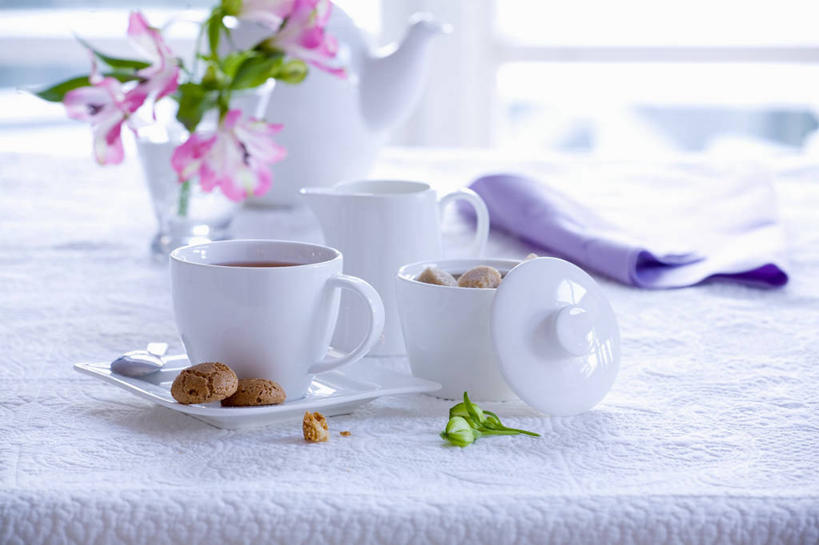 点心,无人,横图,俯视,室内,白天,幸福,水,餐桌,茶,桌子,杯子,餐具,阴影,朦胧,模糊,装饰,盛开,反射,布料,瓷器,碟子,盘,液体,影子,水滴,茶叶,食品,咖啡杯,陶瓷制品,曲奇,花蕾,布纹,娱乐,玻璃制品,桌布,花,花瓣,花朵,鲜花,食物,盘子,玻璃瓶,餐巾,瓶子,碟,台布,饼干,零食,花苞,花蕊,享受,休闲,温馨,放松,乐趣,餐台,华丽,修饰,点缀,提神,舒适,瓷杯,醒脑,曲奇饼,曲奇饼干,衬托,美观,雅致,雅观,彩图,高角度拍摄