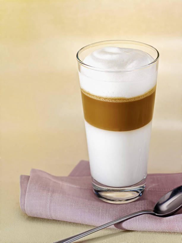 咖啡,无人,竖图,俯视,室内,特写,白天,幸福,餐桌,桌子,杯子,一把,阴影,反射,布料,影子,勺子,一杯,布纹,娱乐,玻璃制品,桌布,饮料,一个,粉色,餐巾,水杯,调羹,台布,汤匙,享受,休闲,温馨,放松,乐趣,单个,餐台,提神,舒适,醒脑,软饮料,拿铁,拿铁咖啡,玻璃杯,彩图,高角度拍摄