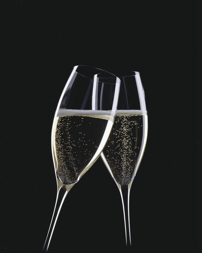 葡萄酒,无人,竖图,室内,特写,白天,正面,奢侈,快乐,餐桌,桌子,杯子,阴影,黑色背景,反射,高脚杯,影子,两杯,浪漫,玻璃制品,酒,饮料,酒杯,香槟,诱惑,摄影,影棚,餐台,香槟杯,气泡酒,起泡酒,汽酒,玻璃杯,彩图,影棚拍摄,高兴,欢笑,拍摄