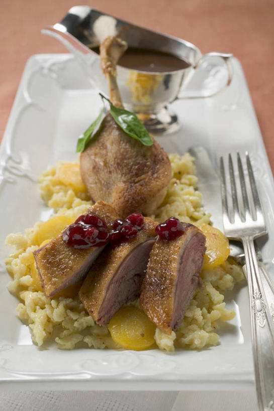 无人,竖图,俯视,室内,特写,白天,烹饪,西餐,餐桌,桌子,萝卜,胡萝卜,蔬菜,餐具,金属制品,一把,一堆,许多,阴影,堆叠,堆积,新鲜,反射,金属,叉子,碟子,盘,影子,调料,谷类,谷物,酱料,酱汁,肉,佐料,料理,食品,米,调味品,调味料,大米,酱,菜肴,美食,肉类,食物,一个,白色,盘子,容器,碟,碗,橙色,西式,佳肴,有机食品,绿色食品,单个,餐台,储藏,堆,储存,肉食,餐叉,进餐用具,红萝卜,甘荀,彩图,高角度拍摄,贮存,鹅肉