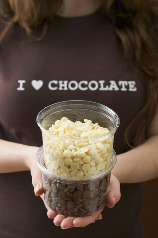 西方人,手,一个人,捧,竖图,俯视,室内,特写,白天,玻璃,欧洲,欧洲人,双手,仅一个年轻女性,仅一个女性,仅一个人,一堆,许多,阴影,堆叠,堆积,服装,反射,英文,标志,文字,影子,字符,字母,食品,糖,糖果,甜点,甜品,褐色,休闲装,白巧克力,标识,玻璃制品,食物,一个,衣服,玻璃瓶,瓶子,甜食,巧克力,休闲,手部,休闲服,服饰,单个,朱古力,堆,英文字母,广口瓶,牛奶巧克力,年轻女性,女人,女性,白种人,端,端着,捧着,手捧,半身,彩图,高角度拍摄