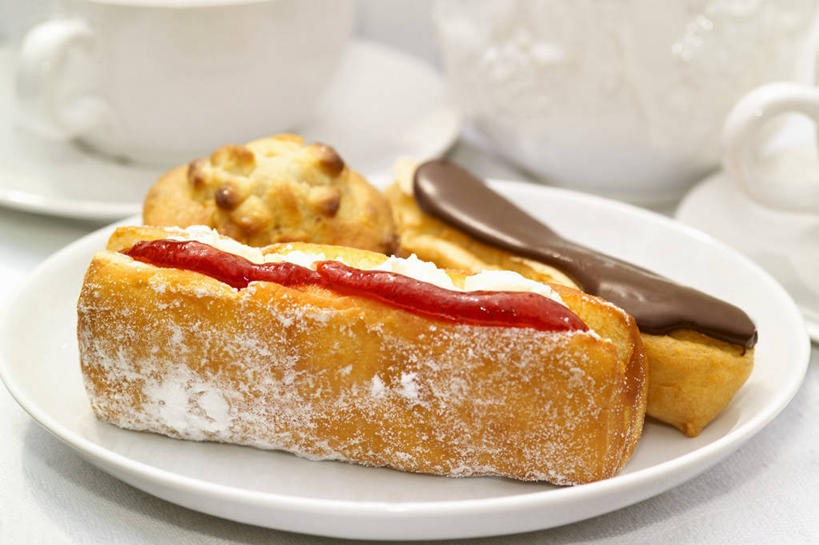 点心,无人,横图,俯视,室内,特写,白天,下午茶,餐桌,桌子,杯子,餐具,阴影,朦胧,模糊,反射,瓷器,碟子,粉末,盘,影子,调料,食品,糖,咖啡杯,陶瓷制品,调味品,调味料,食物,糕点,白色,盘子,碟,果酱,粉,餐台,瓷杯,糖粉,粉状,粉剂,果子酱,彩图,高角度拍摄,糖类,蛋糕