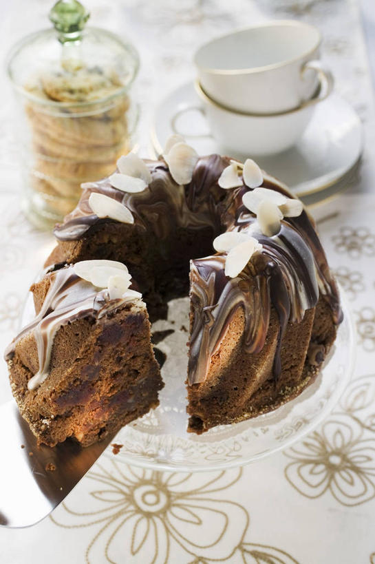 点心,无人,竖图,俯视,室内,特写,白天,下午茶,水,餐桌,桌子,杏仁,杯子,餐具,切开,阴影,反射,瓷器,碟子,盘,液体,影子,水滴,食品,糖,糖果,甜点,甜品,咖啡杯,陶瓷制品,巧克力蛋糕,玻璃制品,食物,糕点,盘子,水杯,碟,甜食,巧克力,切,餐台,朱古力,瓷杯,横截面,剖面,切面,截面,截面图形,玻璃杯,杏子,杏梅仁,杏核仁,木落子,苦杏仁,彩图,高角度拍摄,蛋糕