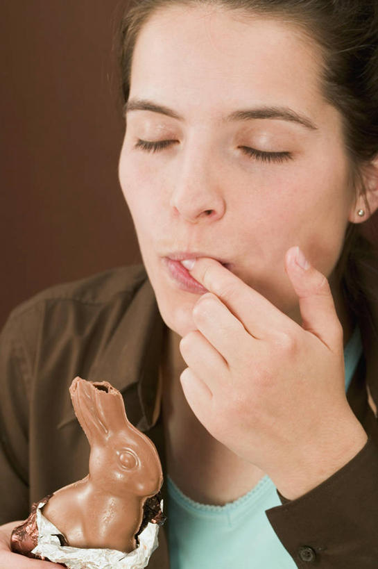 西方人,脸,头,脸颊,手,一个人,站,闭眼,竖图,室内,特写,白天,正面,哺乳动物,欧洲,复活节,欧洲人,仅一个年轻女性,仅一个女性,仅一个人,阴影,棕色背景,服装,节日,庆祝,反射,兔子,包装,包装纸,铝箔纸,锡箔纸,影子,纸,食品,糖,糖果,甜点,甜品,纸张,休闲装,文化,肩膀,食物,衣服,动物,甜食,巧克力,站着,庆典,休闲,手部,休闲服,舔,摄影,服饰,影棚,纪念,朱古力,单手,兔,包装材料,锡箔,铝箔,牛奶巧克力,年轻女性,女人,女性,白种人,头部,脸部,脸蛋,面部,闭眼睛,闭着眼,闭着眼睛,站立,半身,彩图,影棚拍摄,拍摄