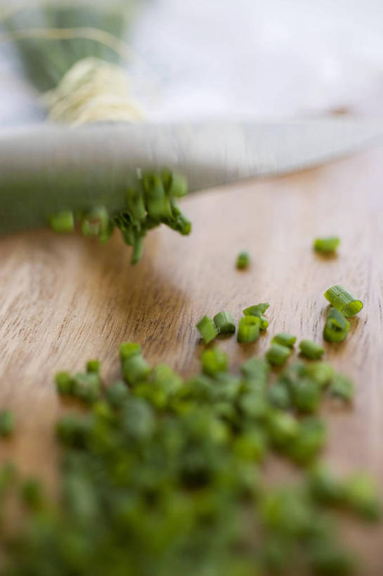 无人,竖图,俯视,室内,特写,白天,餐桌,桌子,蔬菜,一堆,许多,阴影,堆叠,堆积,朦胧,模糊,新鲜,反射,木制,影子,葱,韭菜,青葱,肉,鱼肉,食品,肉类,食物,木制品,有机食品,绿色食品,餐台,堆,肉食,起阳草,韭,山韭,长生韭,彩图,高角度拍摄