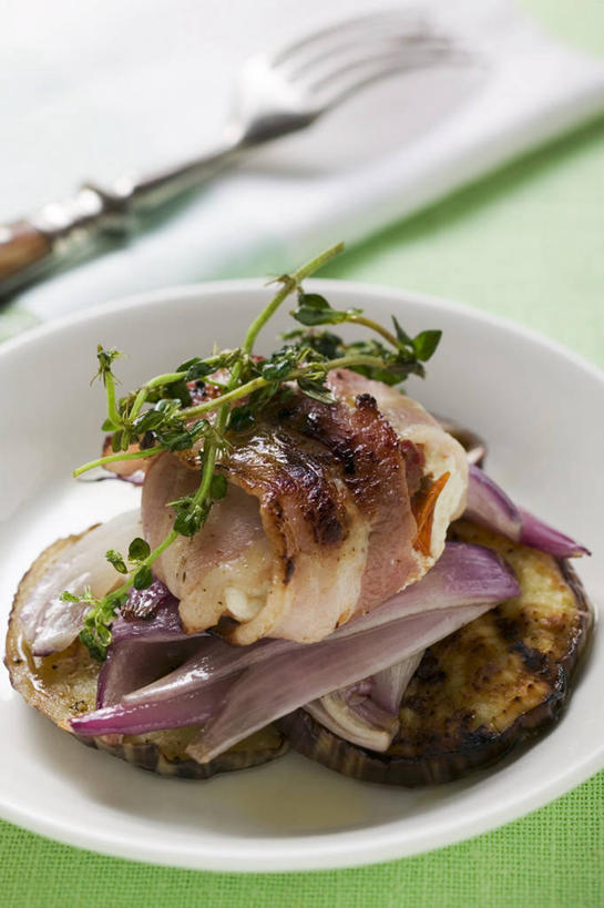 奶酪,无人,竖图,俯视,室内,特写,白天,烹饪,西餐,餐桌,桌子,茄子,蔬菜,洋葱,餐具,一把,一堆,许多,阴影,堆叠,堆积,新鲜,反射,叉子,影子,陶瓷,干酪,起司,料理,食品,陶瓷制品,芝士,营养,菜肴,美食,食物,一个,白色,容器,碗,乳酪,西式,佳肴,有机食品,绿色食品,单个,餐台,储藏,堆,乳制品,储存,玉葱,发酵,餐叉,山羊奶酪,进餐用具,圆葱,洋葱头,球葱,落苏,酪酥,昆仑瓜,葱头,矮瓜,彩图,高角度拍摄,贮存