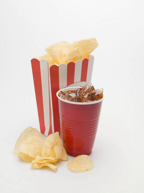 点心,无人,竖图,俯视,室内,特写,白天,白色背景,餐桌,桌子,杯子,一堆,许多,阴影,堆叠,堆积,反射,影子,纸盒,冰,冰块,食品,饮品,一杯,冷冻,薯片,可乐,盒子,食物,饮料,包装盒,纸制品,零食,碳酸饮料,寒冷,摄影,影棚,冷藏,餐台,纸杯,堆,冰冷,可口,一次性杯子,垃圾食品,保鲜,适口,彩图,高角度拍摄,影棚拍摄,拍摄