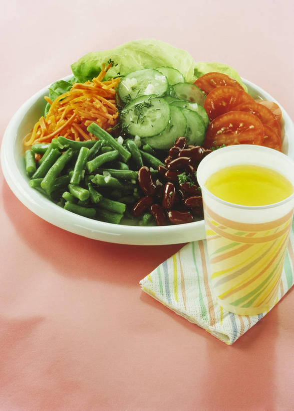 果汁,无人,竖图,俯视,室内,特写,白天,餐桌,桌子,柠檬,萝卜,胡萝卜,黄瓜,蔬菜,西红柿,杯子,餐具,一堆,许多,阴影,堆叠,堆积,新鲜,反射,碟子,盘,影子,生食,蔬菜沙拉,沙拉,食品,饮品,柠檬汁,色拉,沙律,食物,饮料,盘子,水杯,碟,有机食品,绿色食品,餐台,色拉酱,堆,可口,千岛酱,适口,茶杯,益母果,柠果,青瓜,胡瓜,红萝卜,甘荀,番茄,彩图,高角度拍摄