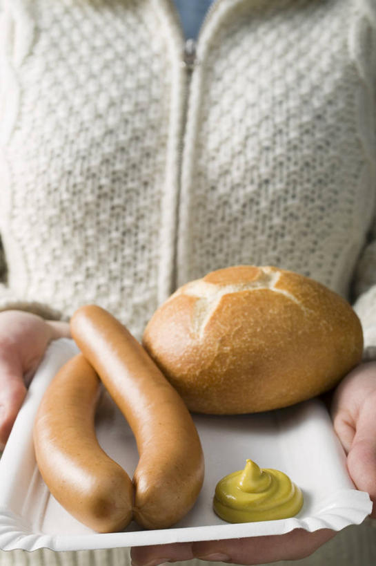 点心,面包,芥末,西方人,一个人,捧,竖图,俯视,室内,特写,白天,餐具,欧洲,欧洲人,仅一个年轻女性,仅一个女性,仅一个人,两根,阴影,服装,反射,碟子,盘,影子,调料,酱料,酱汁,肉,香肠,佐料,面点,腊肠,调味品,调味料,休闲装,酱,肉类,糕点,衣服,白色,盘子,碟,休闲,休闲服,服饰,肉食,小圆面包,芥末酱,年轻女性,女人,女性,白种人,端,端着,捧着,手捧,半身,彩图,高角度拍摄,法式芥末,法式芥末酱,芥辣,芥辣酱