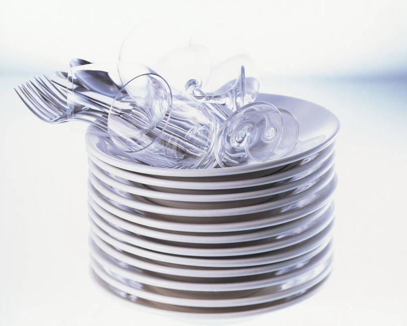 无人,横图,俯视,室内,特写,白天,白色背景,餐桌,桌子,静物,杯子,餐具,一堆,许多,阴影,堆叠,堆积,反射,叉子,刀叉,刀子,碟子,盘,影子,玻璃制品,白色,盘子,水杯,碟,摄影,影棚,餐台,堆,餐刀,餐叉,玻璃杯,进餐用具,彩图,高角度拍摄,影棚拍摄,拍摄