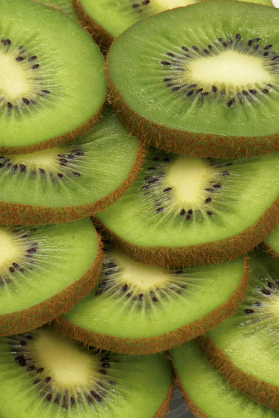 无人,竖图,俯视,室内,特写,白天,猕猴桃,水果,一堆,许多,阴影,堆叠,堆积,新鲜,反射,影子,生食,食品,果实,食物,有机食品,绿色食品,堆,横截面,剖面,截面,截面图形,奇异果,猕猴梨,彩图,高角度拍摄