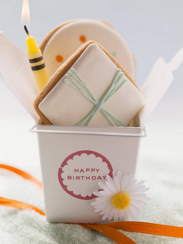 点心,无人,竖图,俯视,室内,特写,白天,快乐,幸福,餐桌,桌子,蜡烛,阴影,装饰,盛开,光线,火焰,影子,纸盒,烛光,食品,玛格丽特,曲奇,燃烧,花蕾,盒子,雏菊,花,花瓣,花朵,鲜花,食物,一朵,包装盒,饼干,零食,花苞,花蕊,点燃,菊花,活力,餐台,希望,华丽,修饰,点缀,坚强,和平,曲奇饼,曲奇饼干,离别,延命菊,幸福花,春菊,马兰头花,衬托,美观,雅致,雅观,暗恋,纯情,单恋,天真,彩图,高角度拍摄,愉快