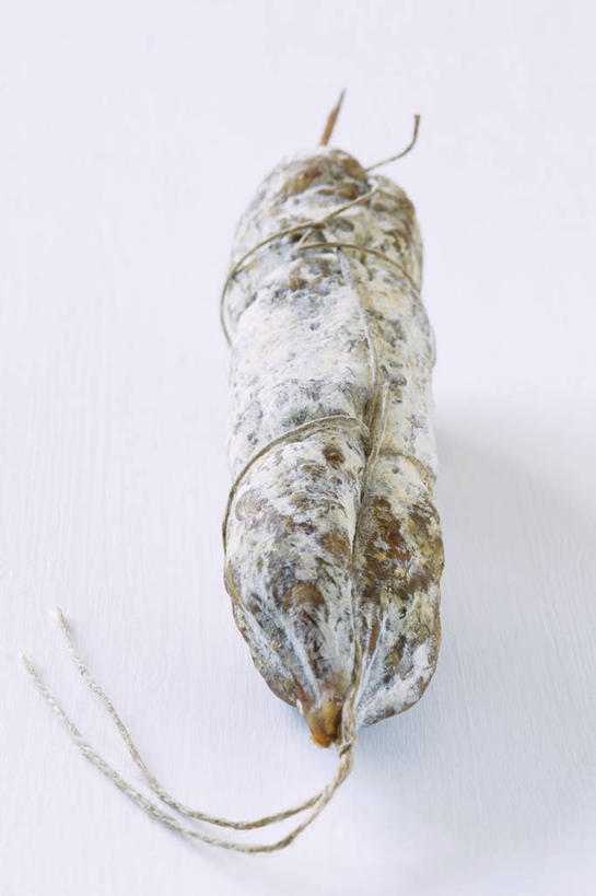 无人,竖图,俯视,室内,特写,白天,白色背景,餐桌,桌子,阴影,反射,影子,肉,香肠,腊肠,肉类,一个,绳子,摄影,影棚,单个,餐台,绳索,肉食,彩图,高角度拍摄,影棚拍摄,拍摄