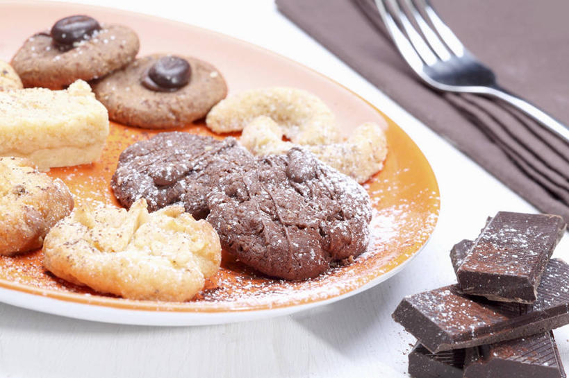 点心,无人,横图,俯视,室内,特写,白天,餐桌,桌子,餐具,一把,许多,阴影,朦胧,模糊,反射,叉子,碟子,粉末,盘,影子,调料,食品,糖,糖果,甜点,甜品,调味品,曲奇,调味料,食物,排列,一个,盘子,碟,饼干,甜食,零食,巧克力,粉,单个,餐台,朱古力,曲奇饼,曲奇饼干,糖粉,餐叉,粉状,粉剂,摆列,进餐用具,彩图,高角度拍摄,糖类,布列,分列