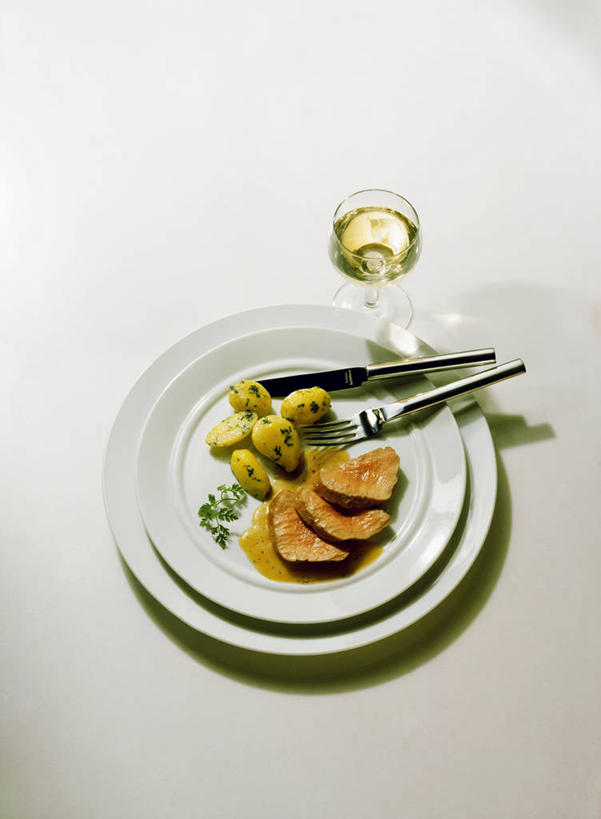 红酒,葡萄酒,无人,竖图,俯视,室内,特写,白天,白色背景,烹饪,西餐,餐桌,桌子,芹菜,蔬菜,杯子,餐具,阴影,反射,碟子,高脚杯,盘,影子,调料,酱料,酱汁,肉,佐料,料理,食品,红酒杯,白葡萄酒,酒类,调味品,一杯,调味料,猪肉,酱,菜肴,美食,肉类,玻璃制品,酒,食物,饮料,白色,盘子,酒杯,碟,西式,摄影,佳肴,荷兰芹,欧芹,香芹,影棚,餐台,葡萄酒杯,肉食,豚肉,法香,巴西利,洋香菜,洋芫荽,法国香菜,旱芹菜,番荽,玻璃杯,彩图,高角度拍摄,影棚拍摄,拍摄